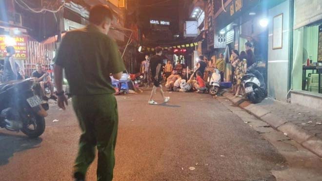 Người đàn ông bị đâm gục tại quán ăn đêm trên phố ở Hà Nội-1
