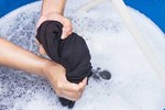 Giặt đồ lót cho chồng thấy dấu vết lạ trăng trắng, vợ phát giác bí mật động trời