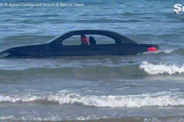 Clip: Bất ngờ phát hiện chiếc xe BMW trôi dạt gần bờ biển