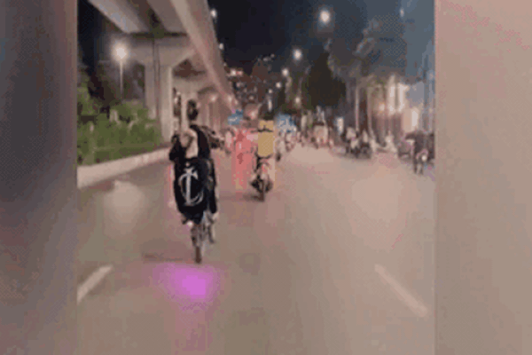 Hai thanh niên bốc đầu trước xe của CSGT