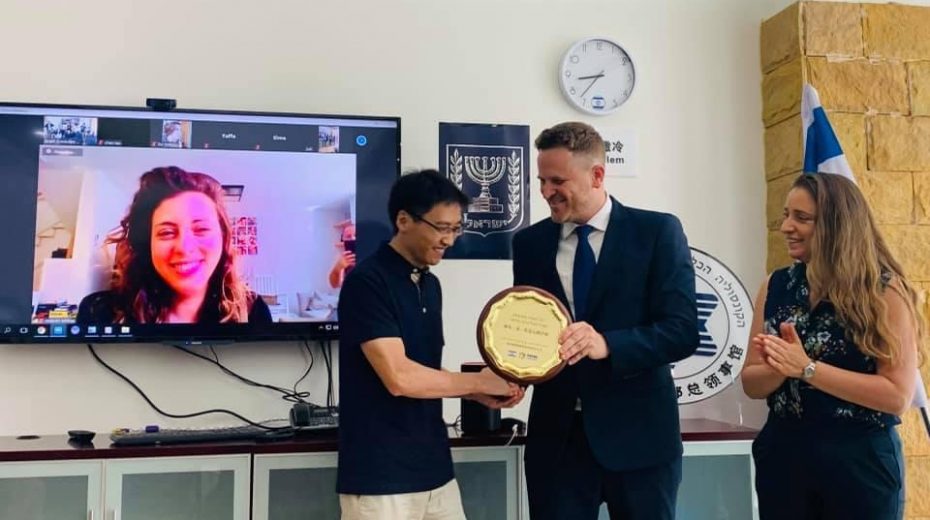 Cuộc hội ngộ đầy nước mắt sau 13 năm tìm kiếm ân nhân trong trận động đất kinh hoàng-1