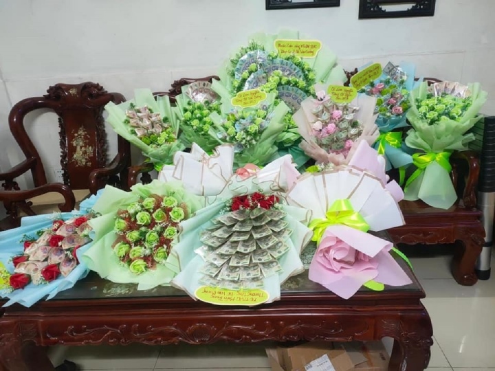 Hồ Văn Cường được tặng bó hoa cài 120 triệu đồng-1