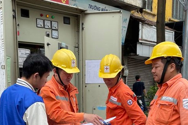 Hà Nội cắt điện luân phiên, thứ này bỗng cháy” hàng, dân tìm mua mỏi mắt-2