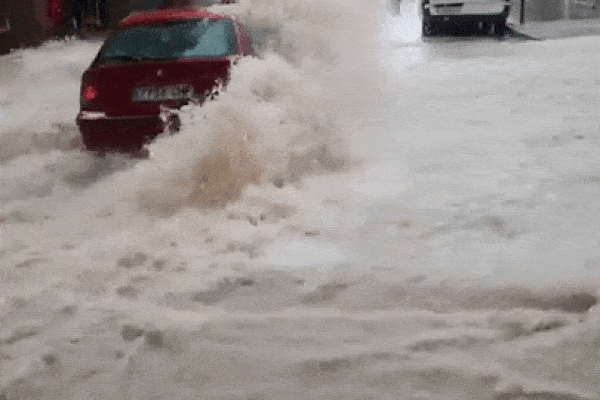 Cả gia đình mắc kẹt giữa dòng nước lũ tại điểm tham quan du lịch-1