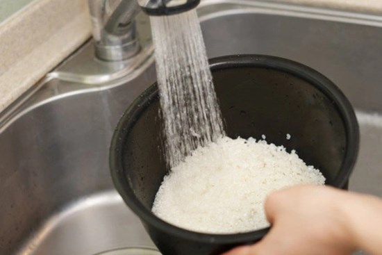 Nấu cơm nên dùng nước lạnh hay nước nóng?
