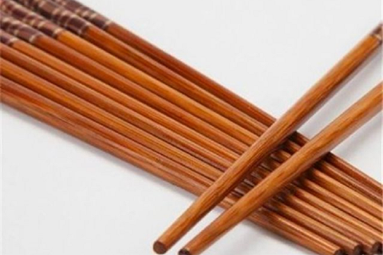 Mẹo phân biệt đũa gỗ tự nhiên và đũa nhuộm phẩm màu