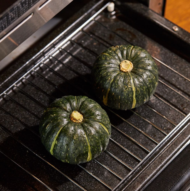 Bỏ túi công thức làm món bí đỏ non nướng ngọt mát thơm ngon-3