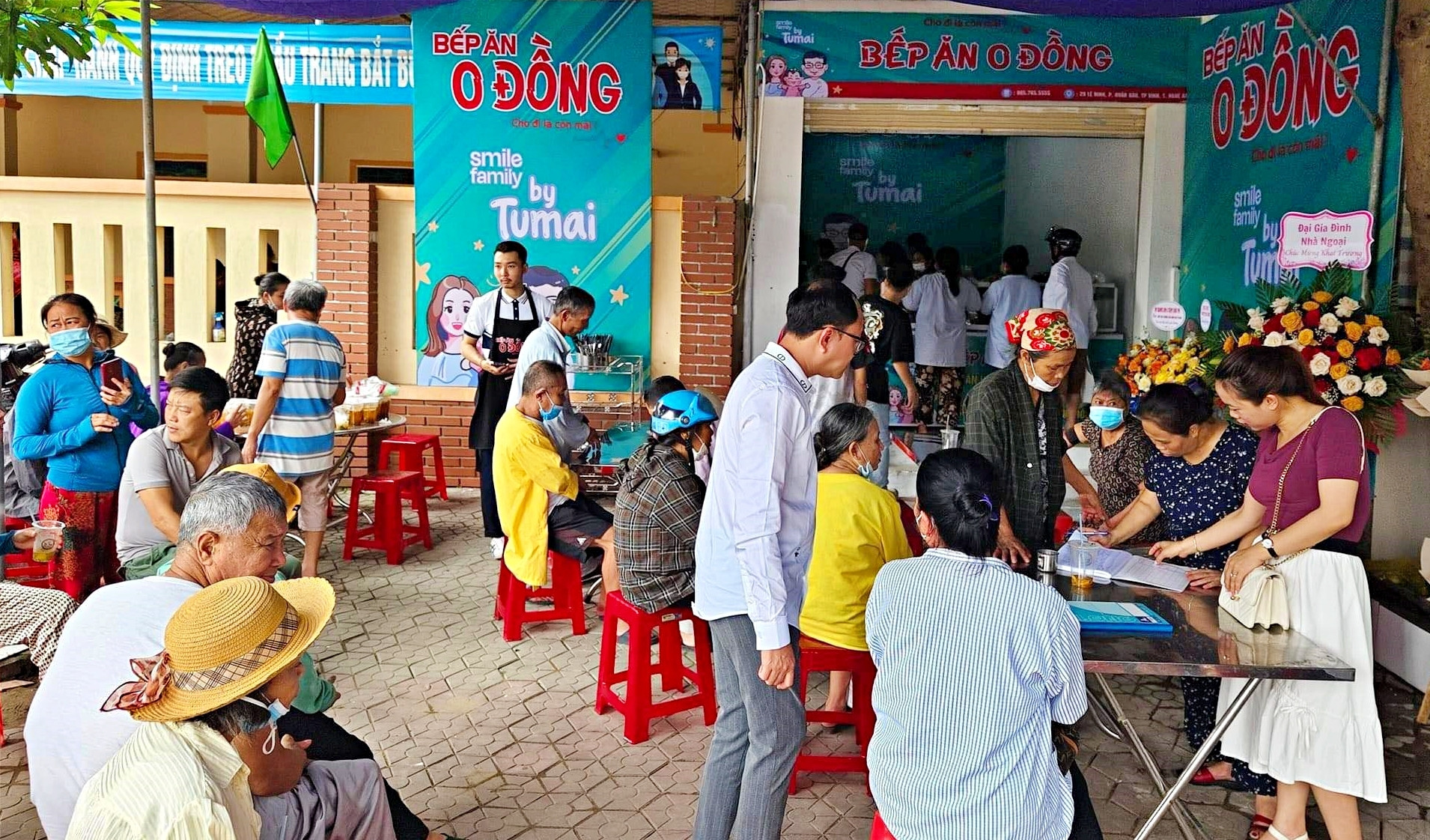 Vợ chồng hot TikToker xứ Nghệ mở bếp ăn 0 đồng cạnh cổng bệnh viện-3