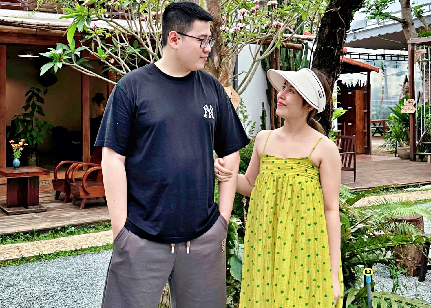 Vợ chồng hot TikToker xứ Nghệ mở bếp ăn 0 đồng cạnh cổng bệnh viện-1