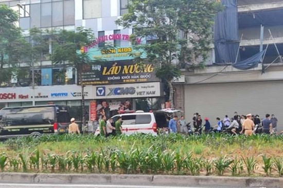 Hà Nội: Người phụ nữ đi xe đạp bị ô tô Limousine tông tử vong