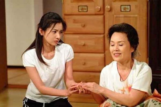 Về sớm, nhìn bát cơm mẹ chồng đang ăn, tim tôi quặn đau