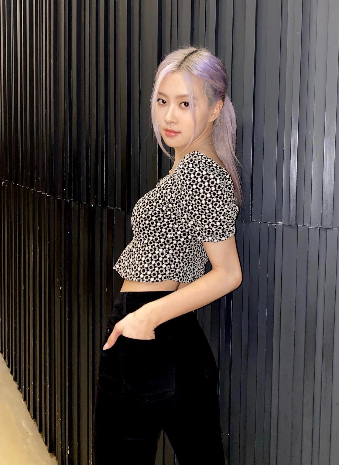 Tham khảo 4 cách buộc tóc sang trọng và gọn mặt của Rosé-4