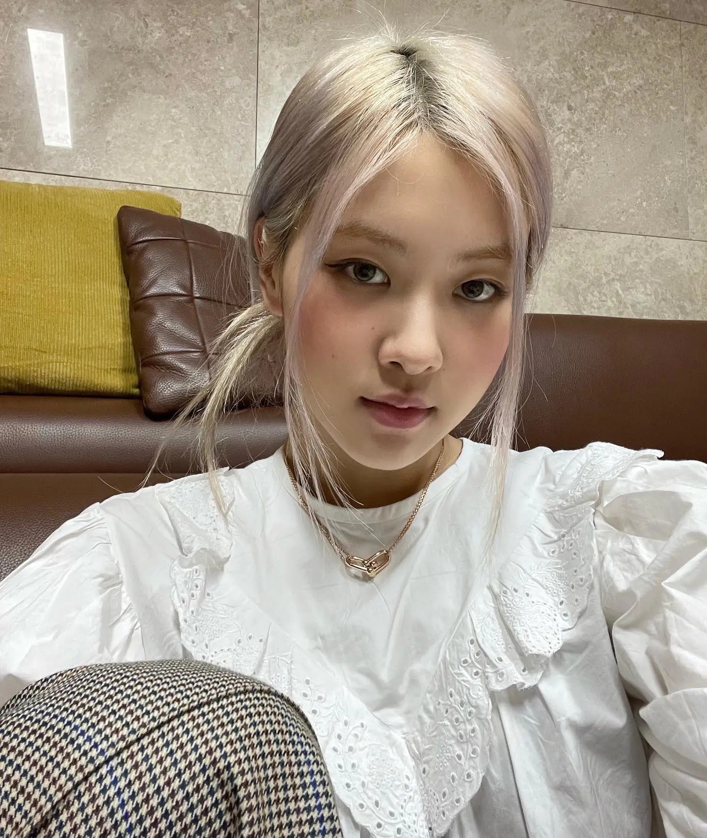 Tham khảo 4 cách buộc tóc sang trọng và gọn mặt của Rosé-5