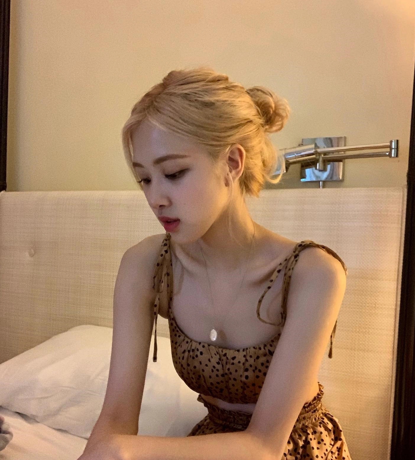 Tham khảo 4 cách buộc tóc sang trọng và gọn mặt của Rosé-6