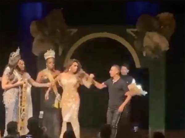 Chồng lao lên giật vương miện vì vợ về nhì cuộc thi hoa hậu ở Brazil-2