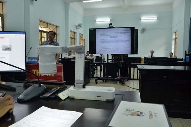 Người phụ nữ đòi hôn CSGT đến chết lĩnh 20 tháng tù-1