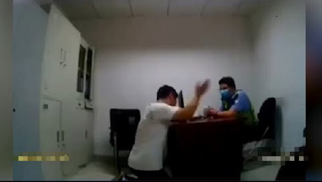 Người mẹ gây tranh cãi vì quỳ lạy xin tha cho con trai 37 tuổi bị bắt vì cố ý động chạm vào chỗ nhạy cảm của một phụ nữ-1