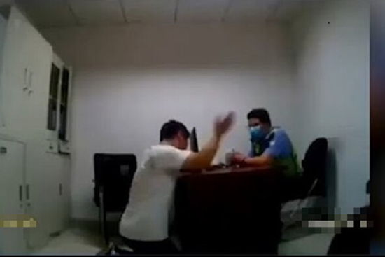 Người mẹ gây tranh cãi vì quỳ lạy xin tha cho con trai 37 tuổi bị bắt vì cố ý 