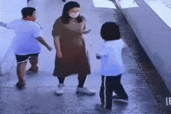 Clip: Bị học sinh va trúng người, cô giáo có hành động gây phẫn nộ