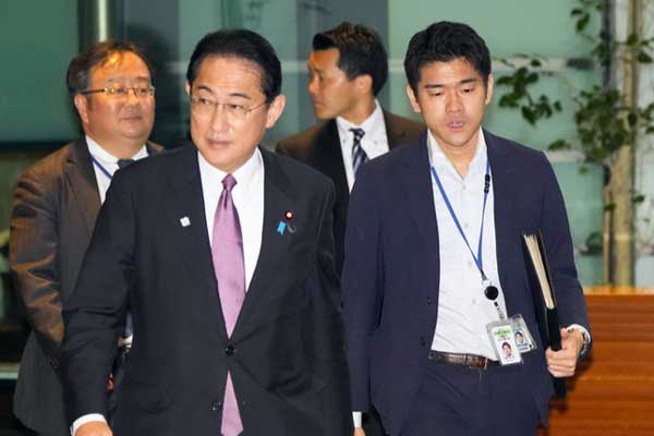 Thủ tướng Nhật Bản sa thải con trai sau hành động gây tranh cãi-1