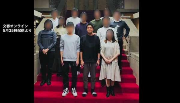 Thủ tướng Nhật Bản sa thải con trai sau hành động gây tranh cãi-2