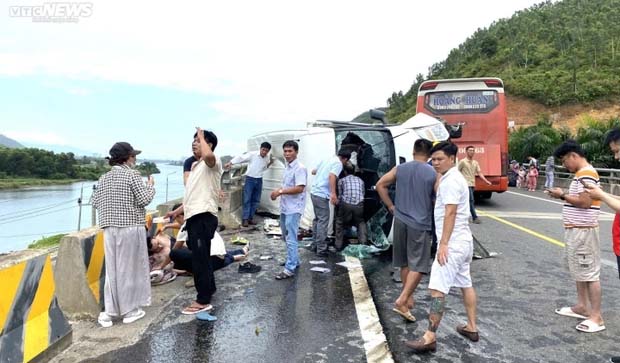 Hai xe khách đâm nhau trên tuyến cao tốc La Sơn -Hòa Liên, nhiều người bị thương-1