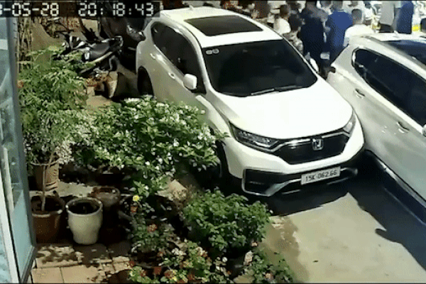 Ngăn người đàn ông hút thuốc trong thang máy, người phụ nữ bị tấn công-1