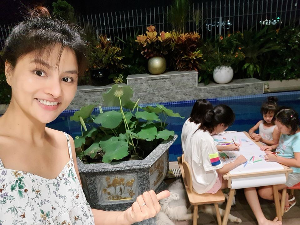 Thương yêu con riêng của chồng hết mực, hai sao nữ này xứng đáng hưởng sự giàu sang trong những căn hộ bạc tỉ-9
