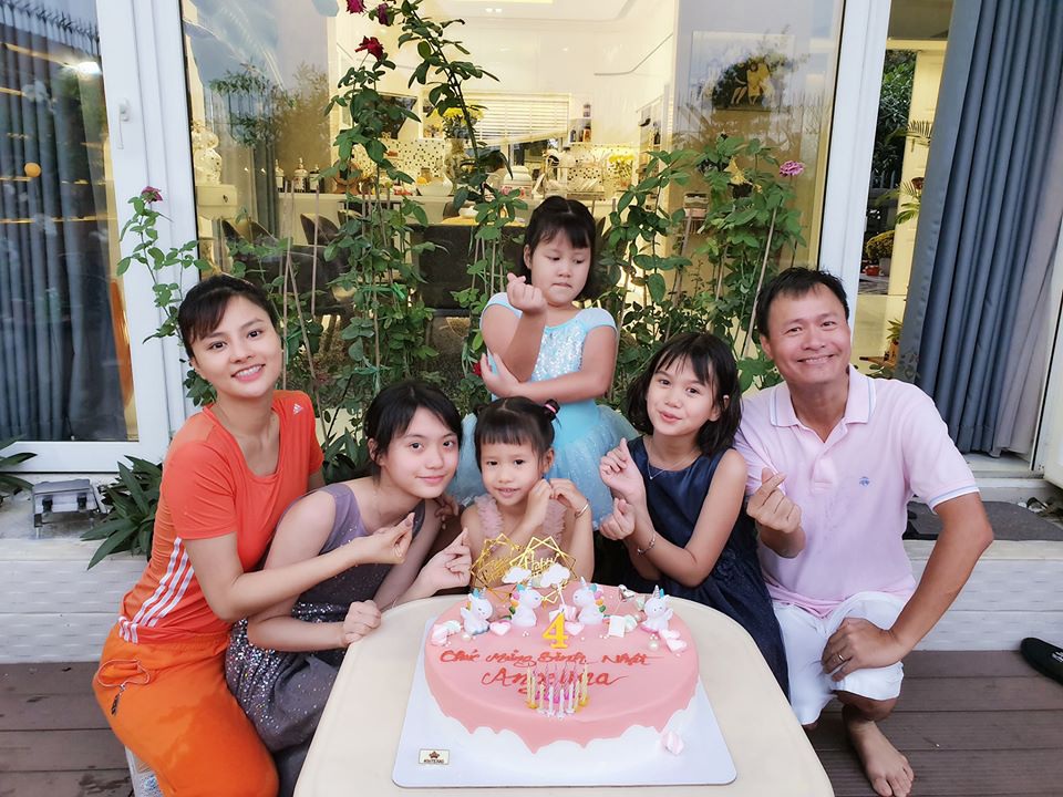 Thương yêu con riêng của chồng hết mực, hai sao nữ này xứng đáng hưởng sự giàu sang trong những căn hộ bạc tỉ-13