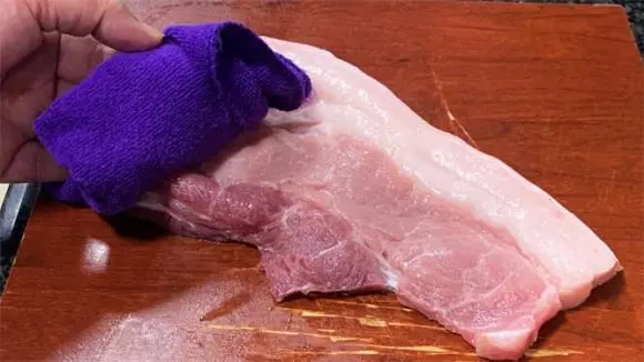 Lý do đằng sau việc người bán hàng dùng khăn để lau thịt-1