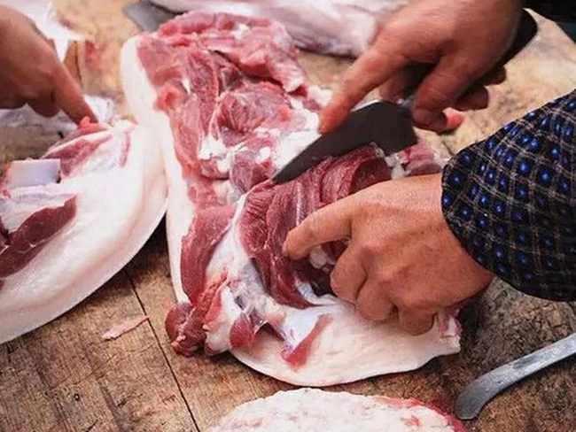 Lý do đằng sau việc người bán hàng dùng khăn để lau thịt-2