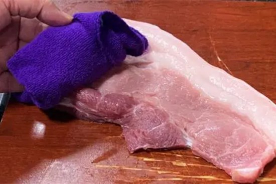 Lý do đằng sau việc người bán hàng dùng khăn để lau thịt