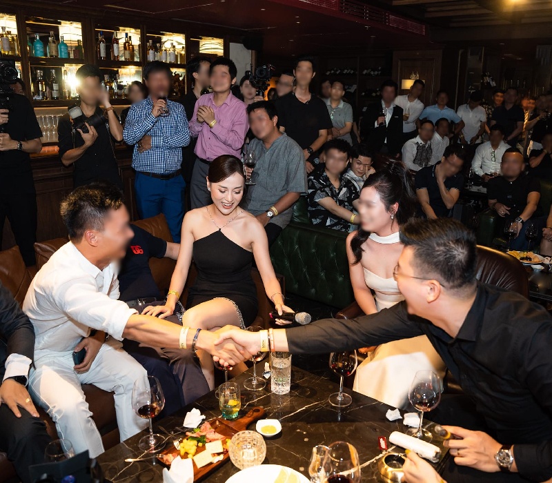 Dự tiệc hạng sang cùng Shark Bình, Phương Oanh được CĐM khen ra dáng phu nhân chủ tịch-3