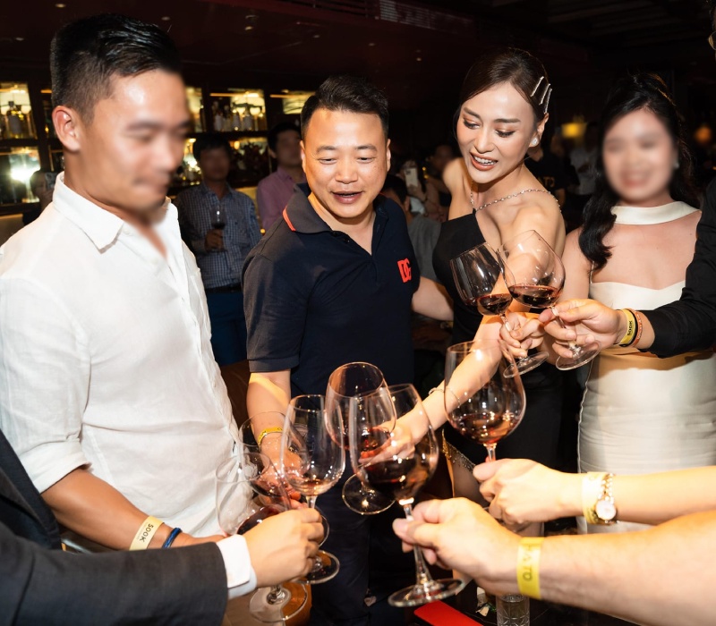 Dự tiệc hạng sang cùng Shark Bình, Phương Oanh được CĐM khen ra dáng phu nhân chủ tịch-4