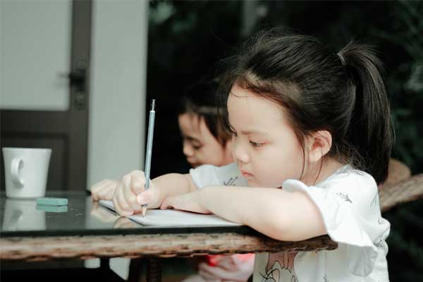 Vừa vào hè, trẻ đã phải học thêm 8 buổi/tuần-1