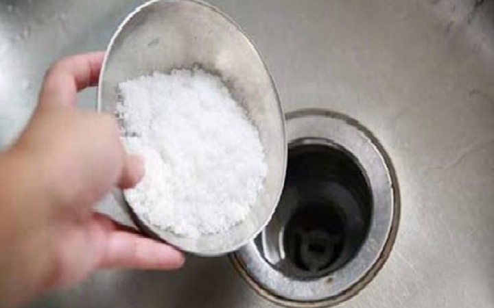 Đổ muối xuống đường ống thoát nước có công dụng gì?-1