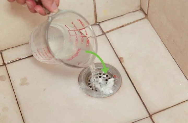 Đổ muối xuống đường ống thoát nước có công dụng gì?-2