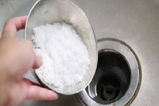 Đổ muối xuống đường ống thoát nước có công dụng gì?