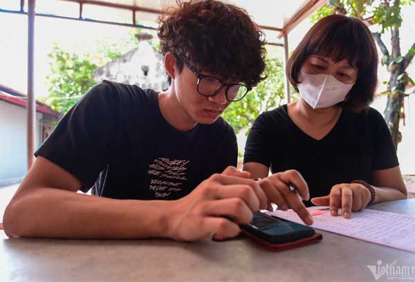 Con thi lớp 10, mẹ mang hộp bút, thước kẻ, compa… lên chùa cầu may-5