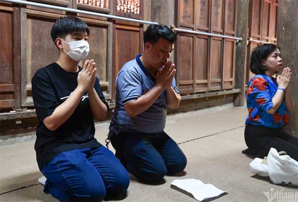 Con thi lớp 10, mẹ mang hộp bút, thước kẻ, compa… lên chùa cầu may-8