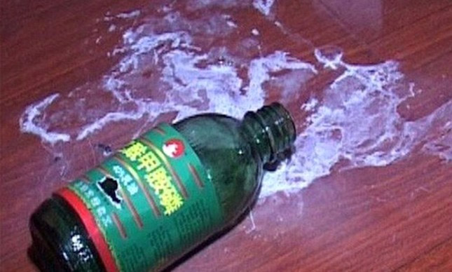 Bị cấm yêu, nghịch tử đổ thuốc sâu vào nồi canh nhằm đầu độc cha mẹ-1