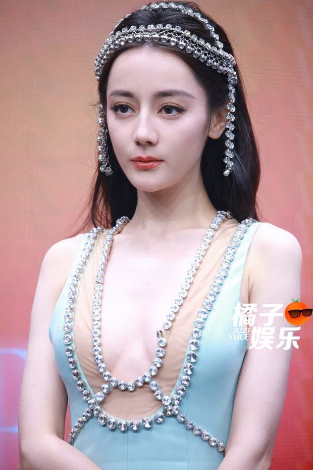 Địch Lệ Nhiệt Ba bị chê khi mặc hở bạo-2