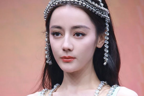 Địch Lệ Nhiệt Ba vướng tin đồn bí mật sinh con mà không kết hôn-2