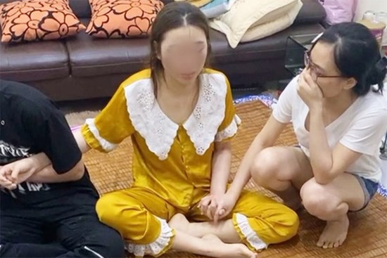 Tạm giữ bảo mẫu bạo hành trẻ sơ sinh ở Hà Nội