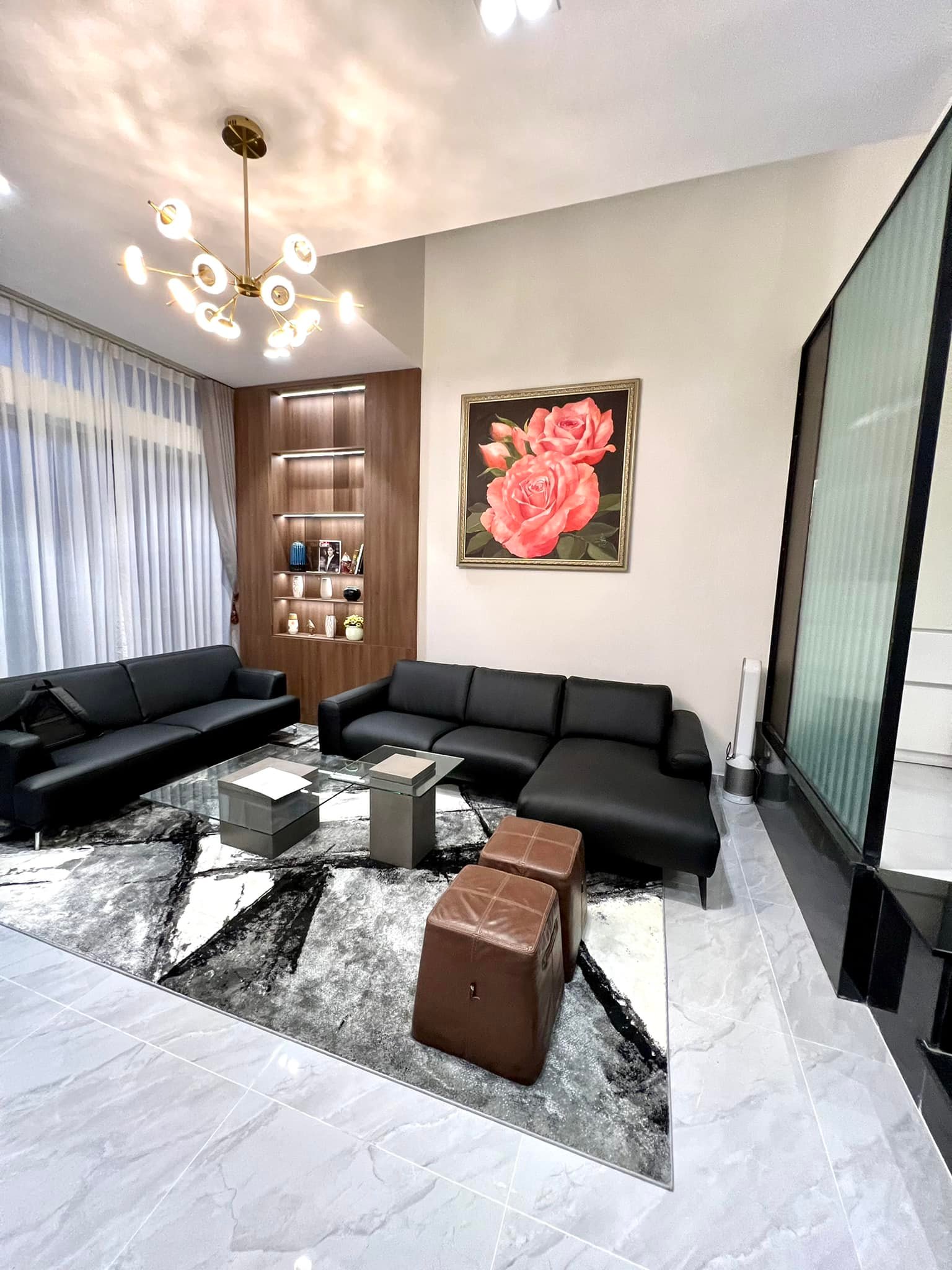 Kết hôn với bạn gái kém 17 tuổi, Hồ Quang Hiếu sống trong căn nhà 23 tỉ đồng đẹp như phim trường-7