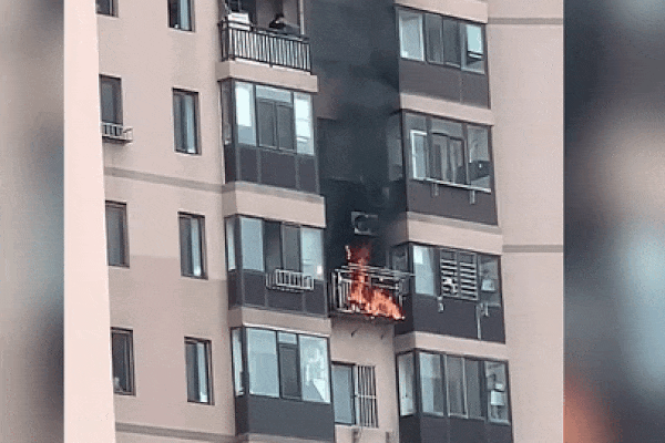 Người đàn ông dũng cảm dập tắt ngọn lửa bùng lên từ ban công nhà hàng xóm