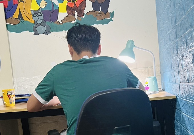 Học đến 1 giờ sáng, nữ sinh bật khóc hỏi: Nếu con rớt lớp 10, má ổn chứ?-2