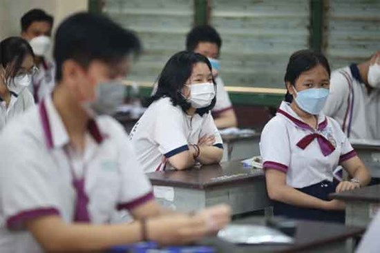 Học đến 1 giờ sáng, nữ sinh bật khóc hỏi: