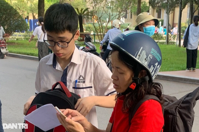 Thi lớp 10 chuyên Sư phạm, phụ huynh bỏ xe chạy theo con vào phòng thi-1