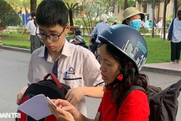 Hơn 15.000 thí sinh Quảng Ninh làm bài thi Ngữ văn về hơi ấm đôi tay mẹ-3